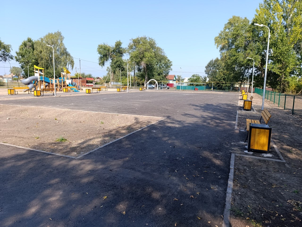 В Аркадаке благоустроили новый сквер, в Духовницком - площадь Победы